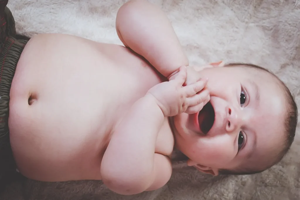 Bébé heureux après une séance de réflexologie plantaire - Mathan Family 