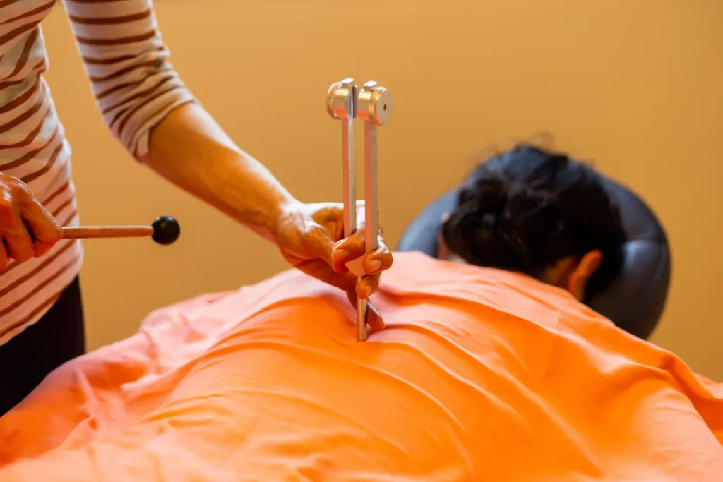 Massage avec diapason thérapeutique - Massage énergisant - Mathan Family